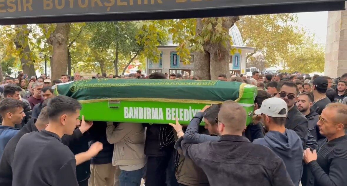 Balıkesir'in Bandırma ilçesinde, Sanayispor kalecisi Oğuzhan Kamacı (28), antrenman sırasında