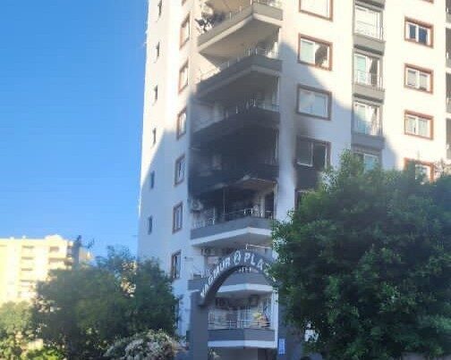 Mersin’in Mezitli ilçesindeki bir apartman dairesinde çıkan yangın, itfaiye ekiplerinin