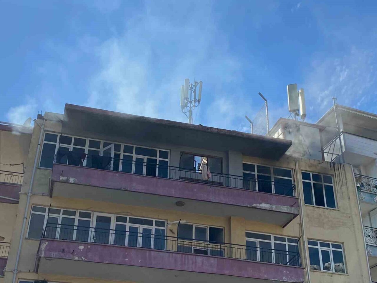 Antalya'nın Serik ilçesinde bir apartmanın en üst katında çıkan yangında