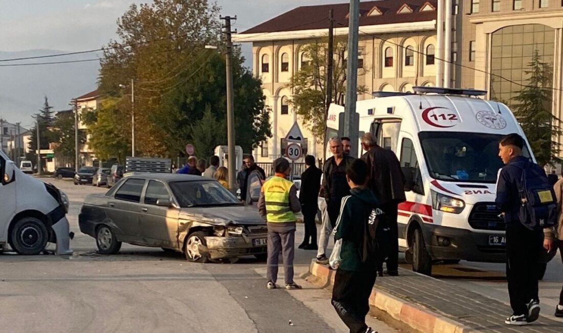 İnegöl’de Minibüsle Çarpışan Otomobilin Sürücüsü Yaralandı Bursa'nın İnegöl ilçesinde, 35 yaşındaki Selver Ş.'nin kullandığı otomobil, Davut