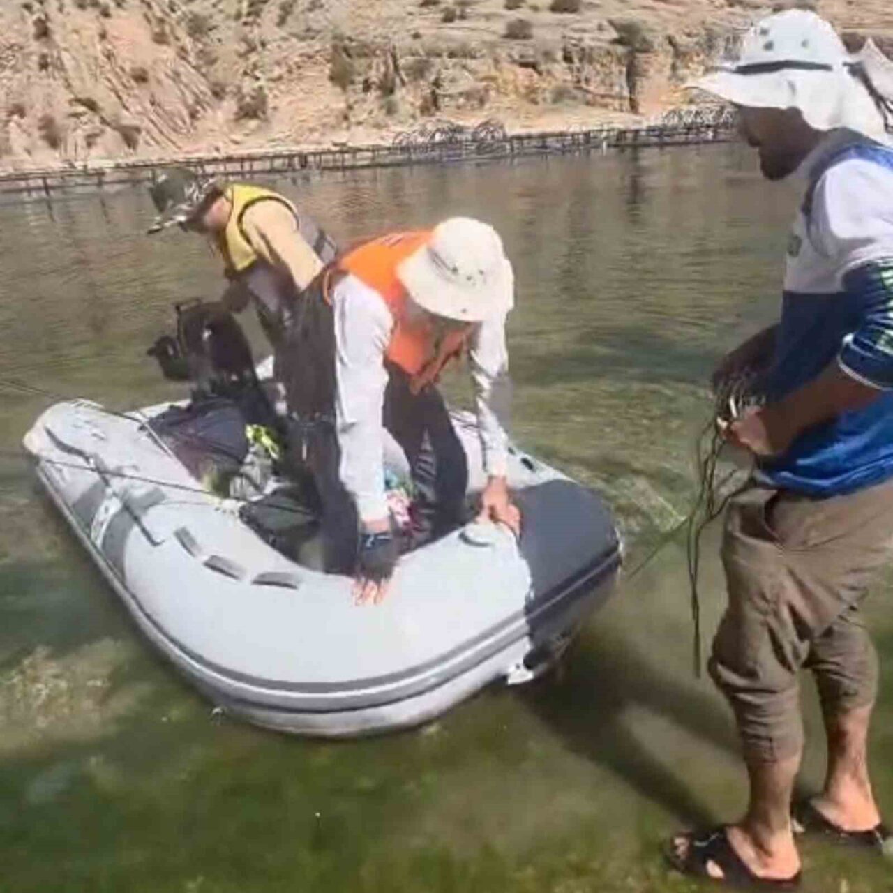 Gaziantep'in Araban ilçesinden Hayri Karakuş ve arkadaşları, Keban Barajı'nda kamp