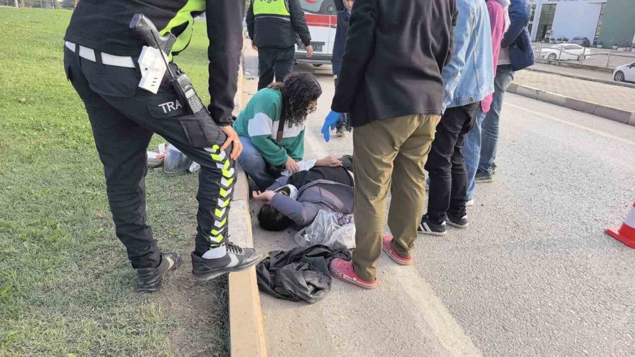 İnegöl'de arızalanan motosikletin otomobil tarafından çekilmesi sırasında kaza meydana geldi.