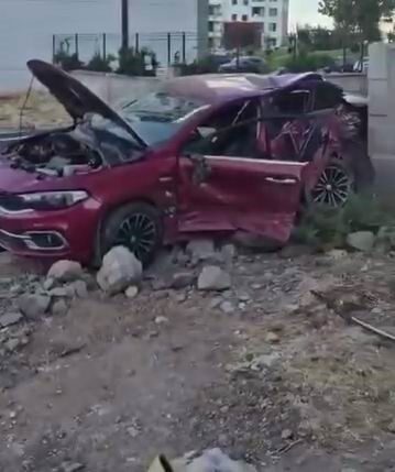 Diyarbakır Kayapınar'da iki aracın çarpışması sonucu 2 kişi yaralandı. Kazada