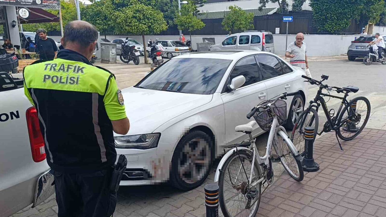 Antalya'nın Manavgat ilçesinde bir vatandaşın ihbarıyla trafik polisi, bir araçta
