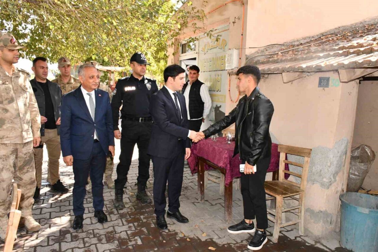 Iğdır'ın Aralık İlçesi Kaymakamı Fatih Gülnar, esnaf ve vatandaşlarla yaptığı