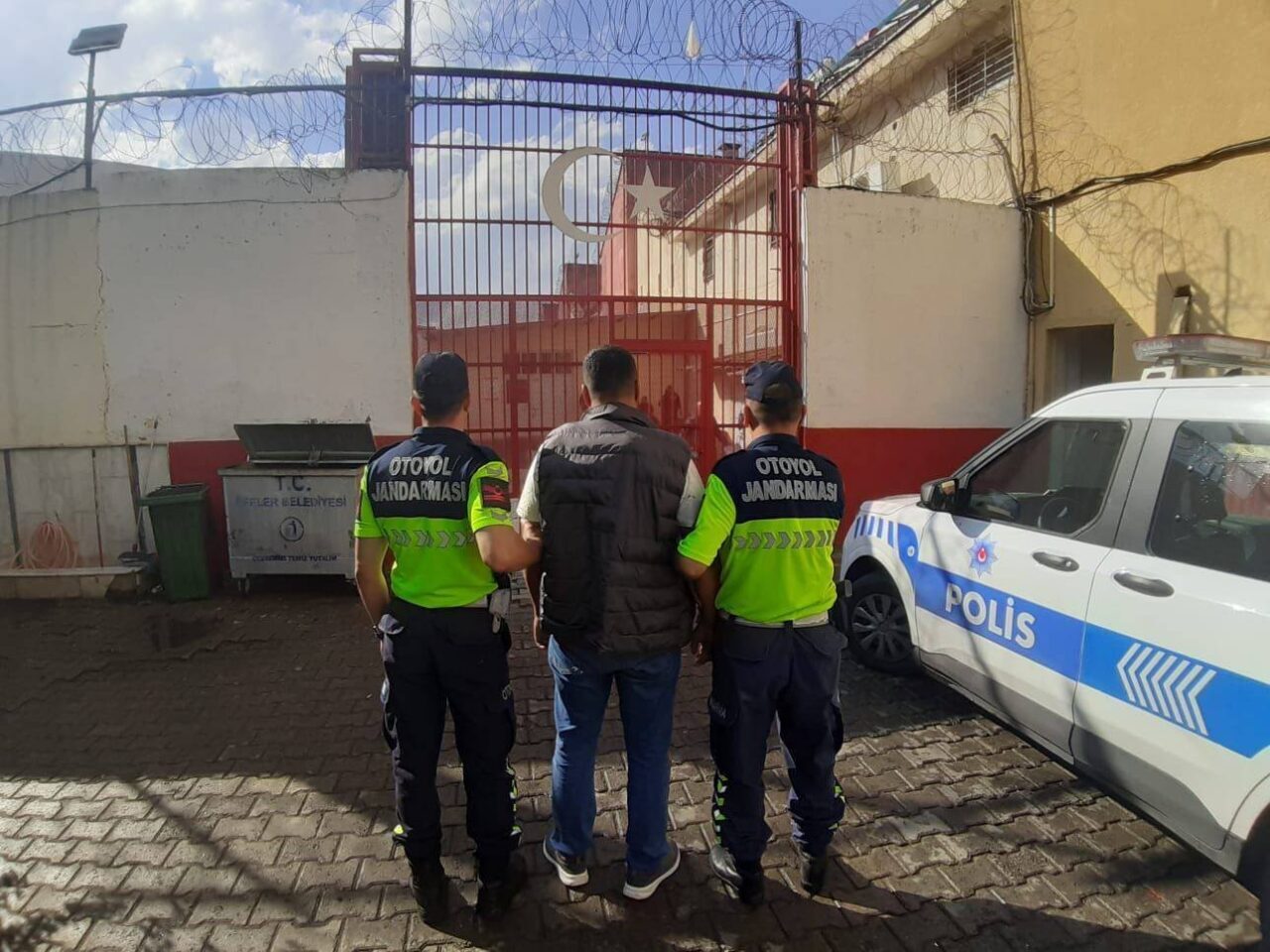 Aydın-İzmir otoyolu üzerindeki Germencik gişelerinde yapılan yol kontrolünde, hakkında 9