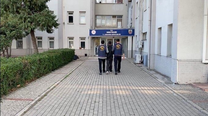 Bursa’da uyuşturucu ticareti yapan kişi jandarma operasyonuyla yakalandı.