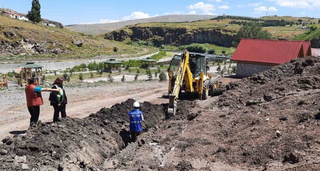 Aras Elektrik, Ardahan'da altyapı çalışmalarını hızlandırarak elektrik dağıtım şebekesini yeniliyor.
