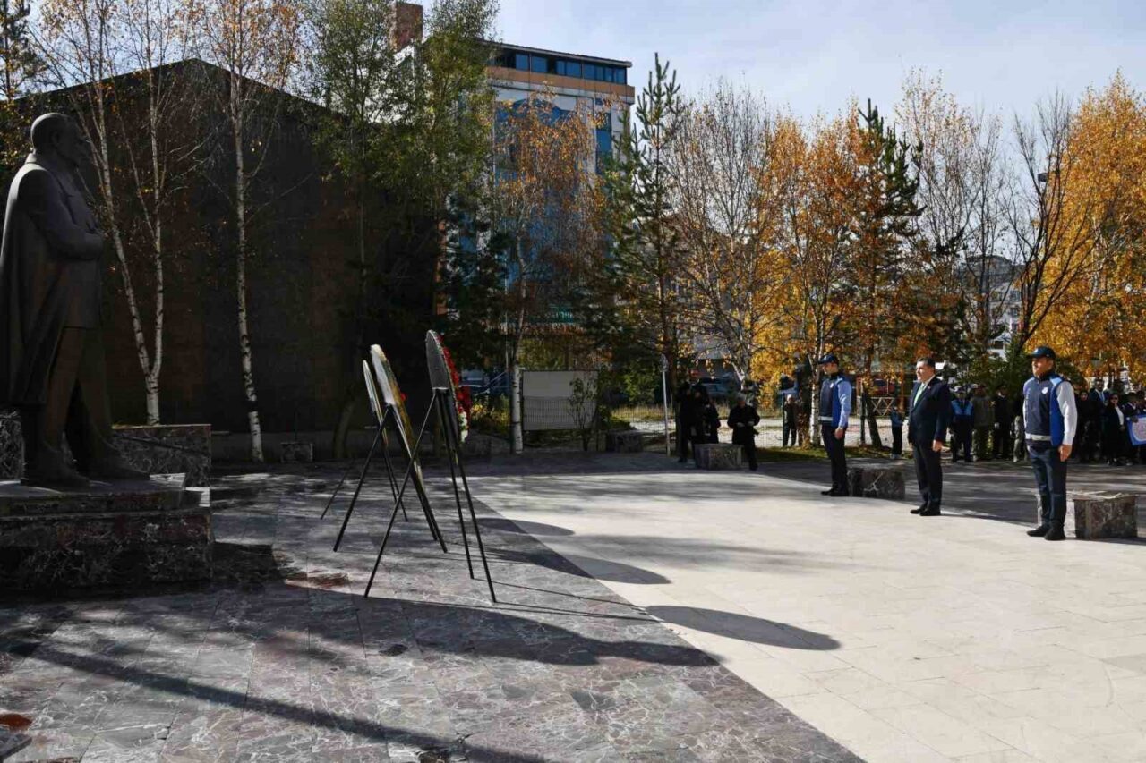 Ardahan'da 29 Ekim Cumhuriyet Bayramı kapsamında gerçekleştirilen çelenk sunma törenine