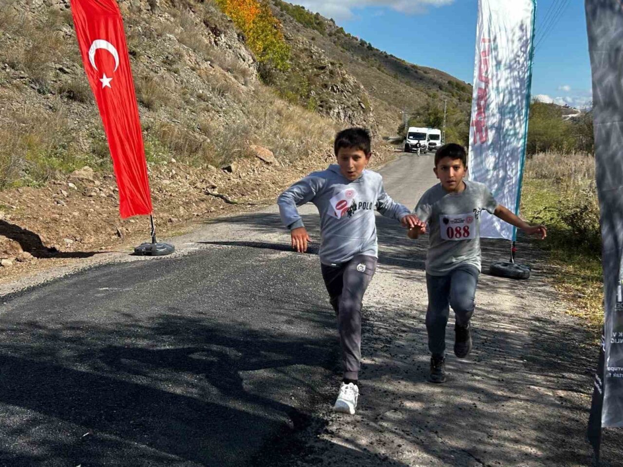 Gençlik ve Spor Bakanlığı'nın "Koşan Yıldızlar" projesi kapsamında Posof'ta düzenlenen