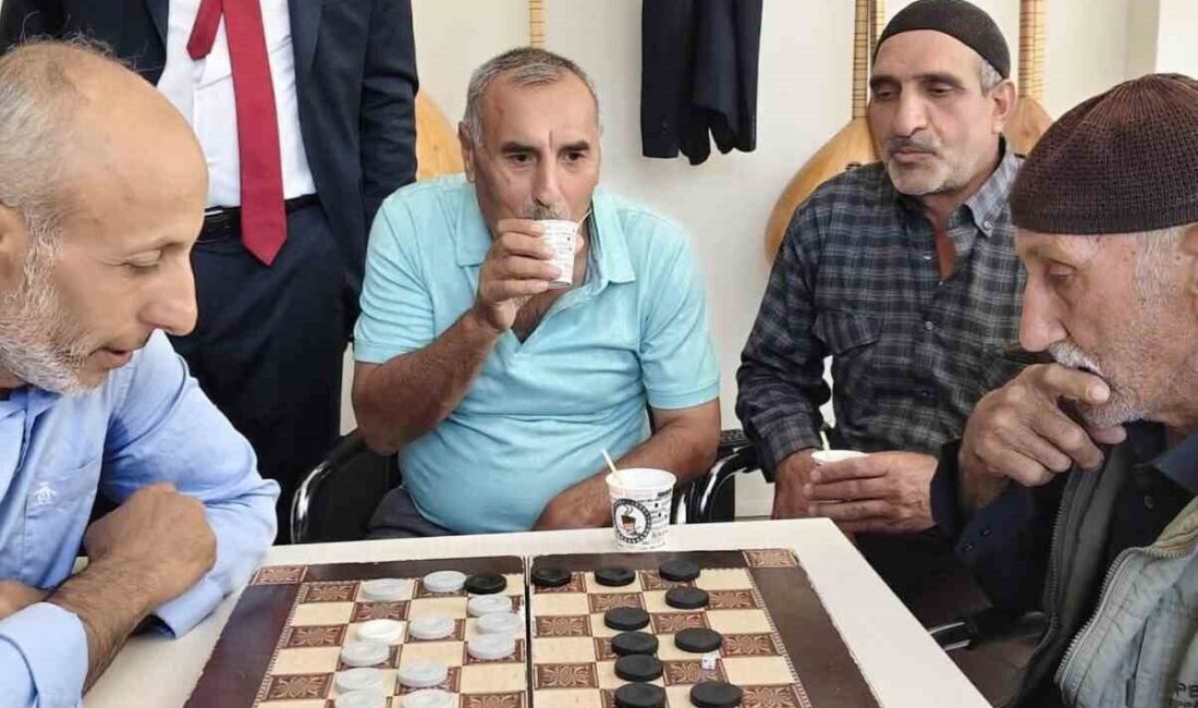 Elazığ'ın Arıcak ilçesinde kaymakamlık öncülüğünde düzenlenen dama turnuvası, katılımcıların yoğun