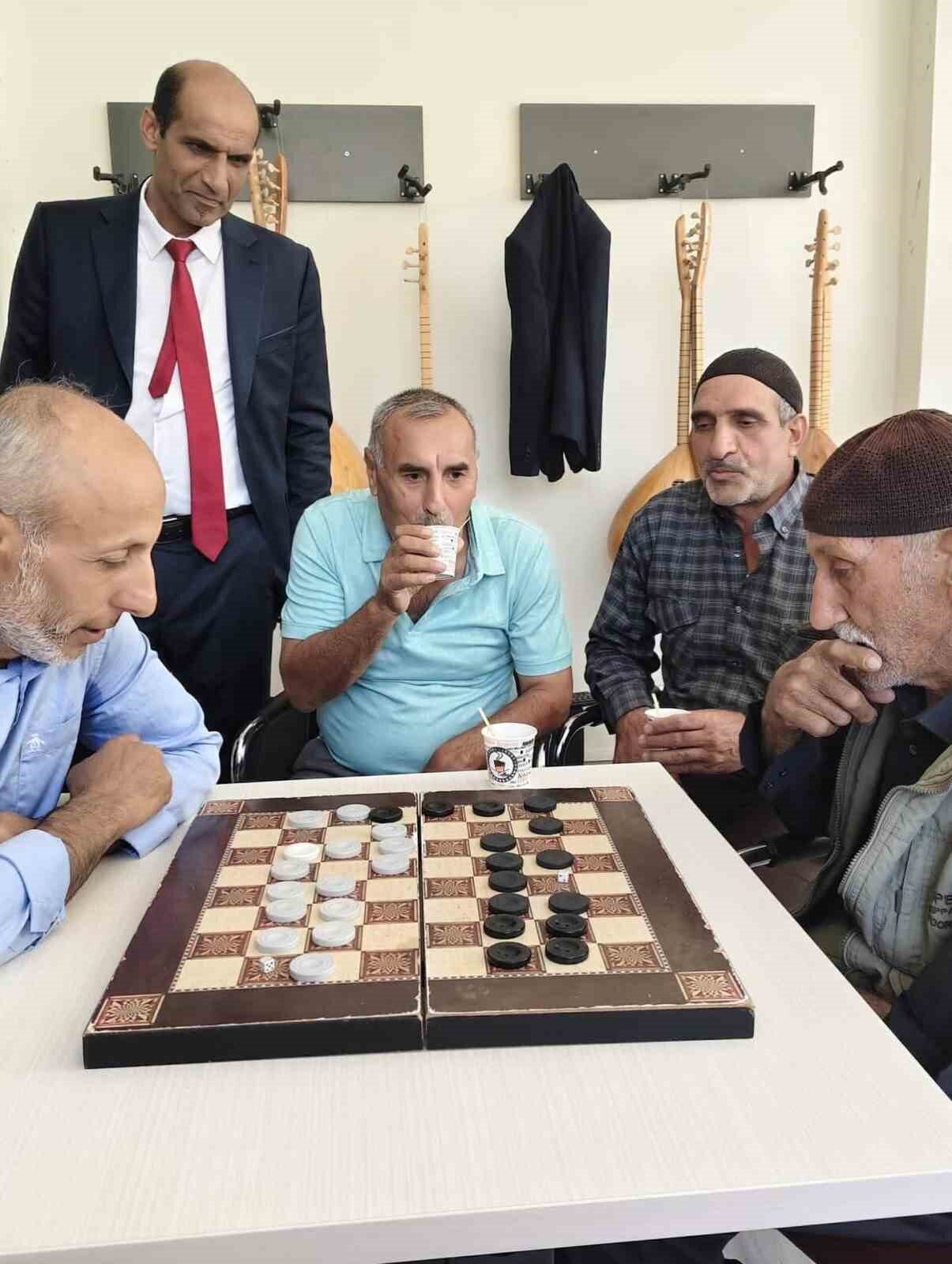 Elazığ'ın Arıcak ilçesinde kaymakamlık öncülüğünde düzenlenen dama turnuvası, katılımcıların yoğun