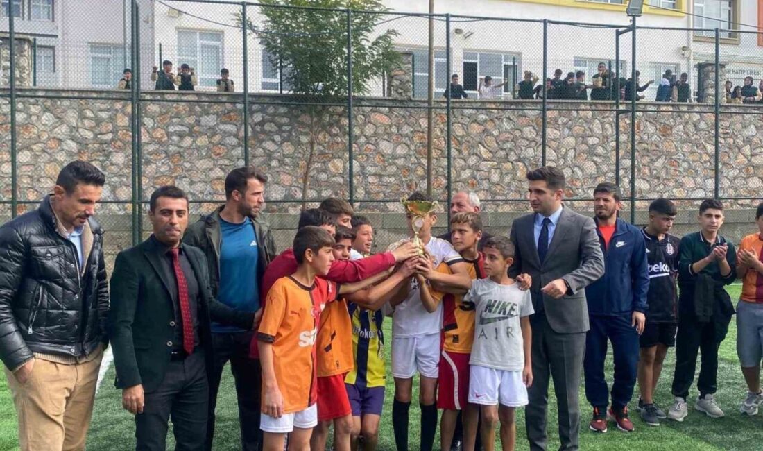 Elazığ’da Ortaokullar Arası Futbol Turnuvası İhtişamlı Bir Finalle Tamamlandı Elazığ'ın Arıcak ilçesinde gerçekleştirilen ortaokullar arası futbol turnuvası, final maçlarıyla