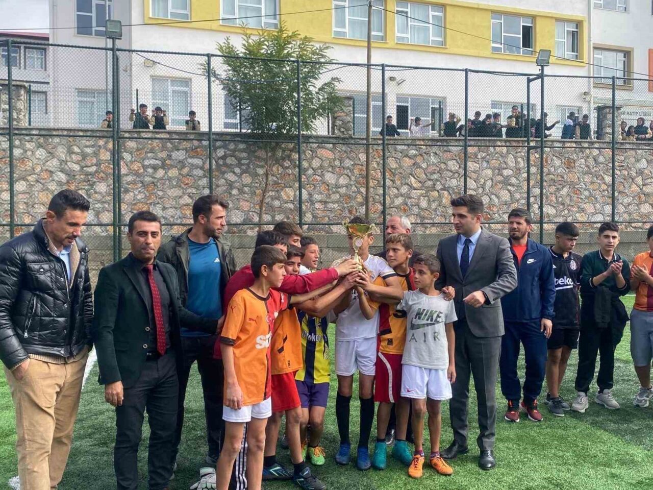 Elazığ'ın Arıcak ilçesinde gerçekleştirilen ortaokullar arası futbol turnuvası, final maçlarıyla