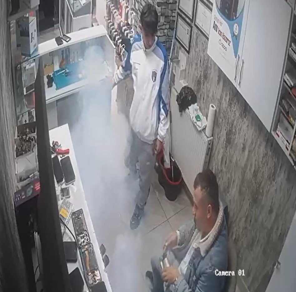 Düzce’de Telefon Tamiri Sırasında Batarya Alev Aldı, Tamirci Olayı Soğukkanlılıkla Yöneterek Uyardı