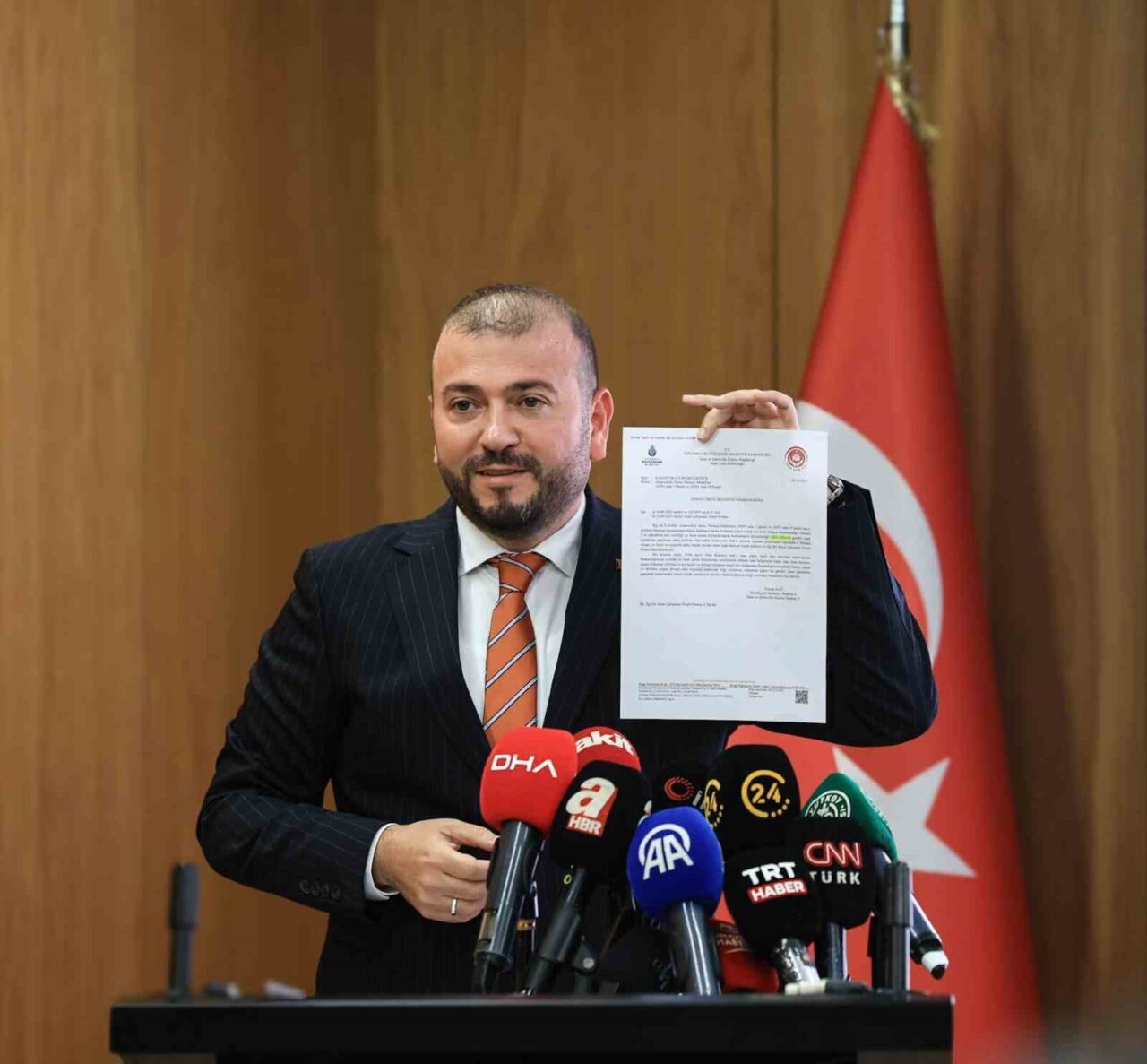 Arnavutköy Belediye Başkanı Mustafa Candaroğlu, CHP Genel Başkanı Özgür Özel'in