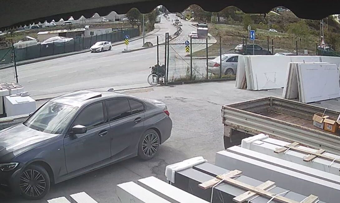 İstanbul’da Otomobilin Tıra Çarpması Sonucu Bir Kişi Hayatını Kaybetti, Güvenlik Kamerası Görüntüleri Ortaya Çıktı İstanbul Arnavutköy'de otomobilin tıra çarpması sonucu 29 yaşındaki Şafak Kılıç