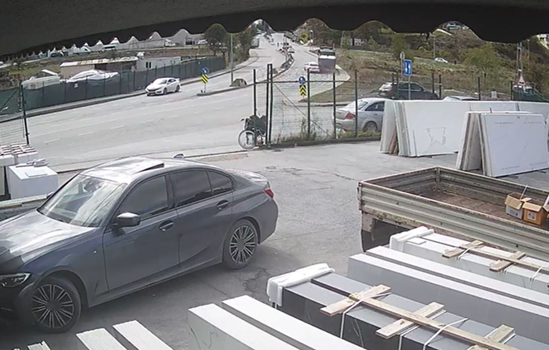 İstanbul Arnavutköy'de otomobilin tıra çarpması sonucu 29 yaşındaki Şafak Kılıç