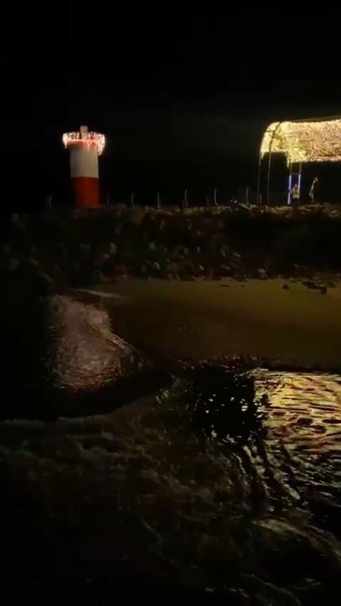 Balıkesir'in Sındırgı ilçesinde 6,1 büyüklüğünde bir deprem meydana geldi. Sarsıntı