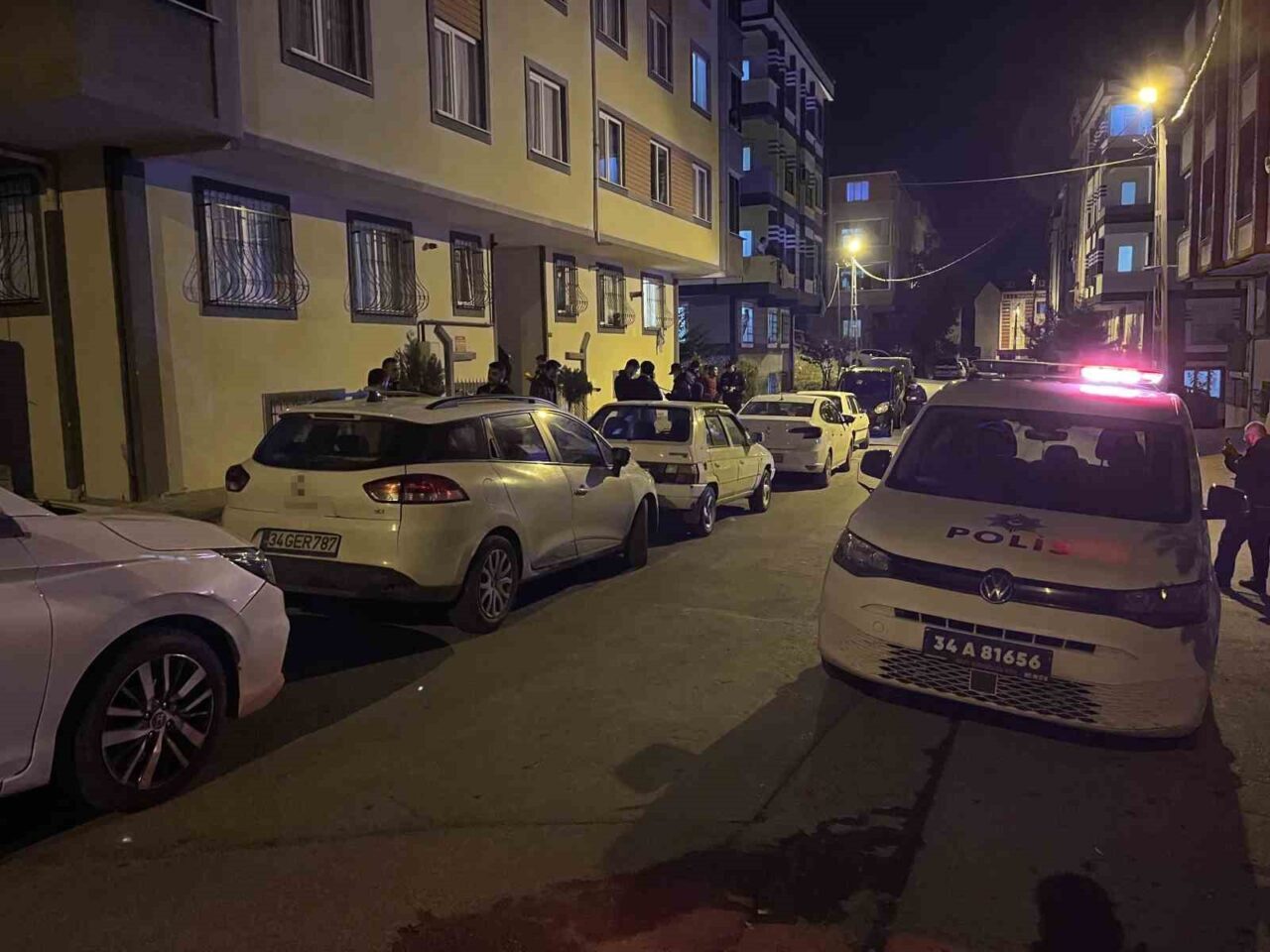 İstanbul Arnavutköy'de camiden dönen Masoud Nazari, evinin önünde silahlı saldırıya