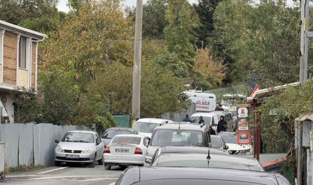 İstanbul Arnavutköy'de hafriyat işiyle ilgilenen Habip Can, kamyonunun bakımında dorse