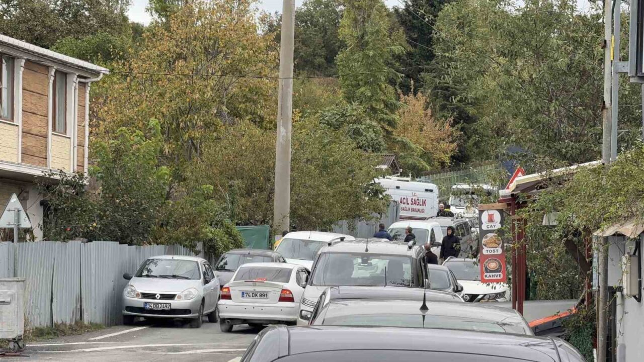 İstanbul Arnavutköy'de hafriyat işiyle ilgilenen Habip Can, kamyonunun bakımında dorse