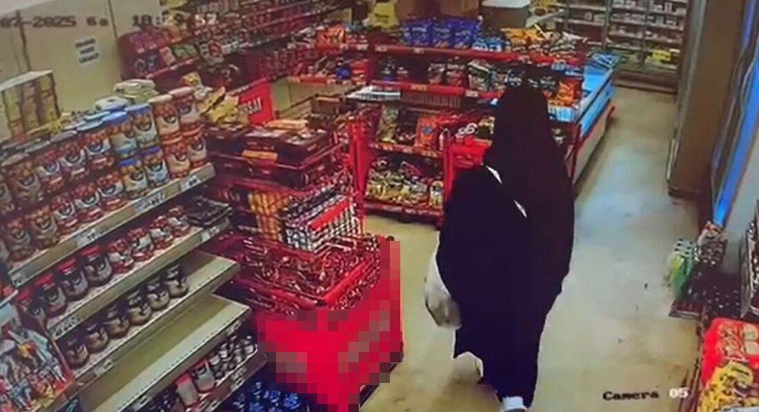 Arnavutköy’de 15 Yaşındaki Çocuk, Kadın Kılığına Girip Marketlerden Hırsızlık Yaptı İstanbul Arnavutköy'de 15 yaşındaki bir çocuk, çarşaf giyerek hırsızlık yaptı.