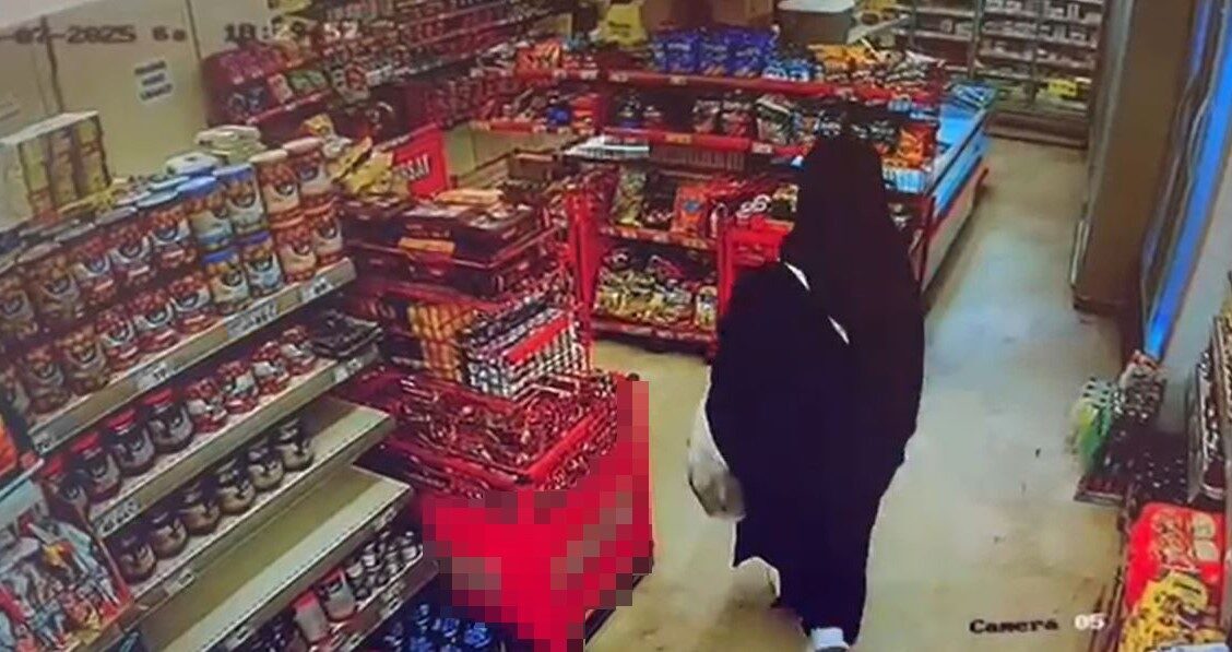 İstanbul Arnavutköy'de 15 yaşındaki bir çocuk, çarşaf giyerek hırsızlık yaptı.