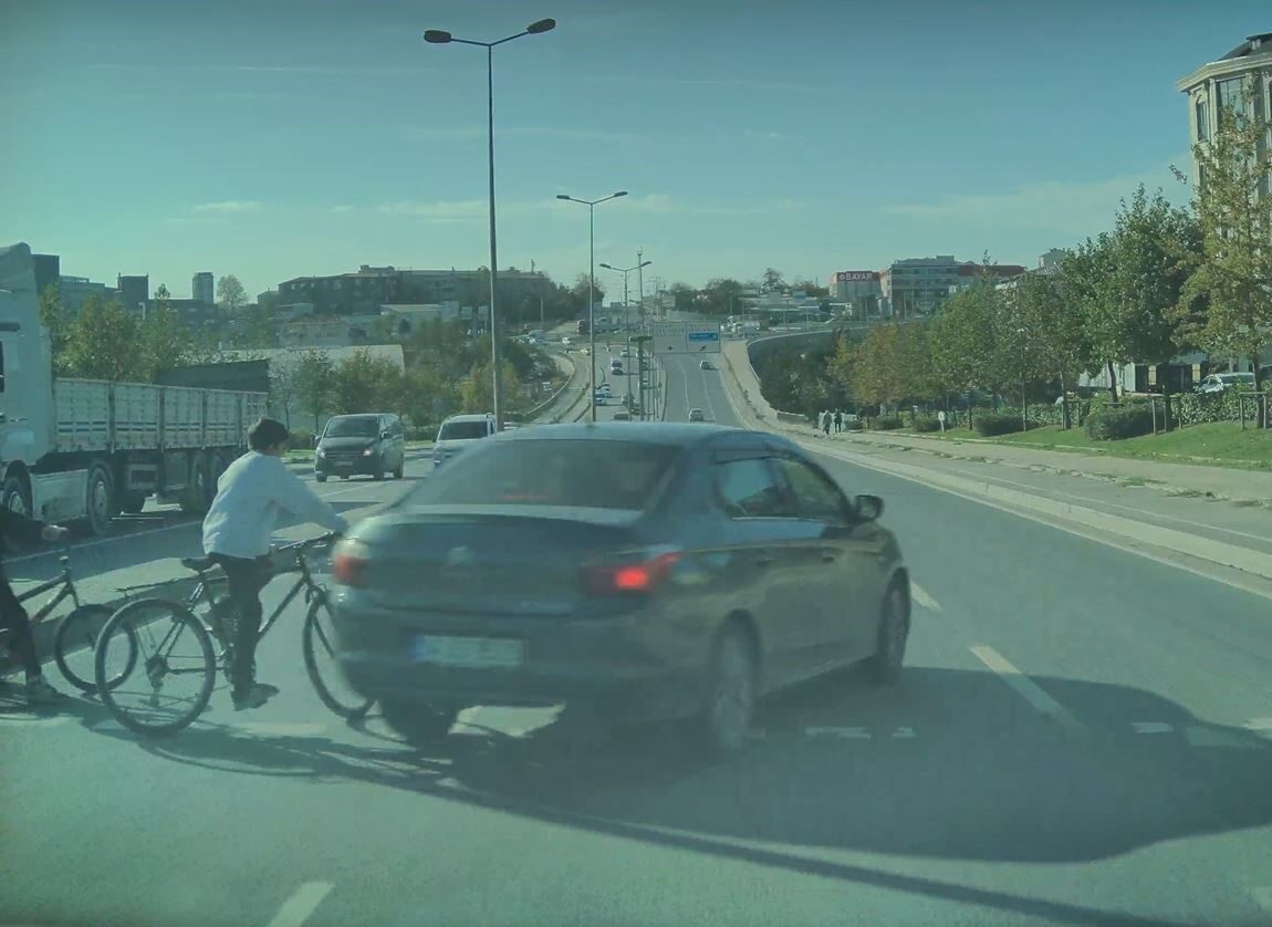 İstanbul Arnavutköy'de kırmızı ışıkta geçen bir otomobil sürücüsü, bisikletle yol