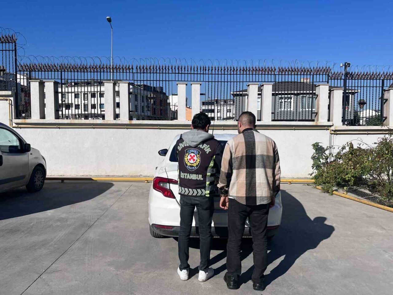 Arnavutköy'de kırmızı ışıkta geçerek yaya yolunda bisiklet süren çocukları tehlikeye