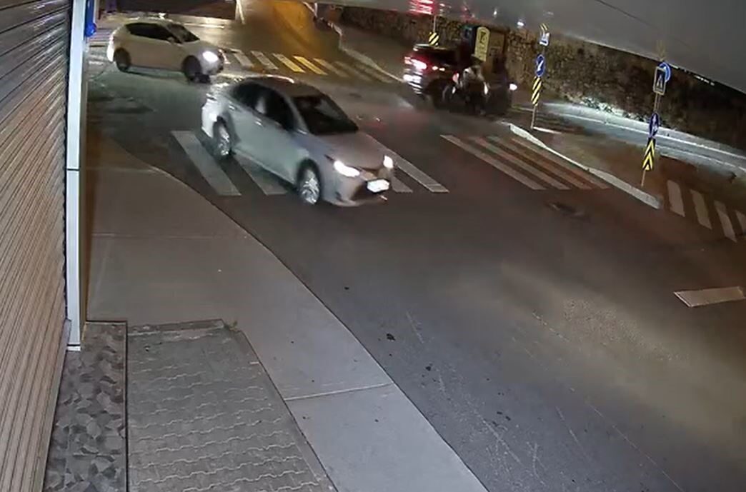 İstanbul'un Arnavutköy ilçesinde bir otomobil, kavşakta dönüş yaparken motosikletle çarpıştı.