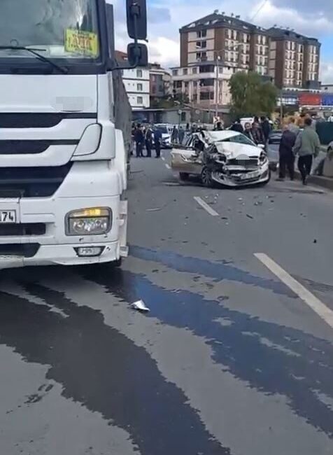 Arnavutköy’de Trafik Kazasında Anne Hayatını Kaybederken, Baba ve Çocuk Yaralandı İstanbul Arnavutköy'de meydana gelen trafik kazasında, Gökhan K.'nın kullandığı otomobil,