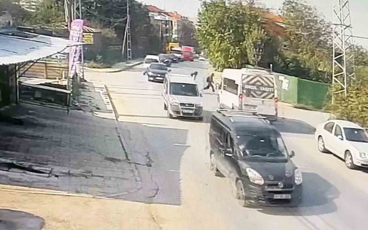 İstanbul Arnavutköy'de iki çocuğun yolun karşısına geçerken servis minibüsünün çarpması