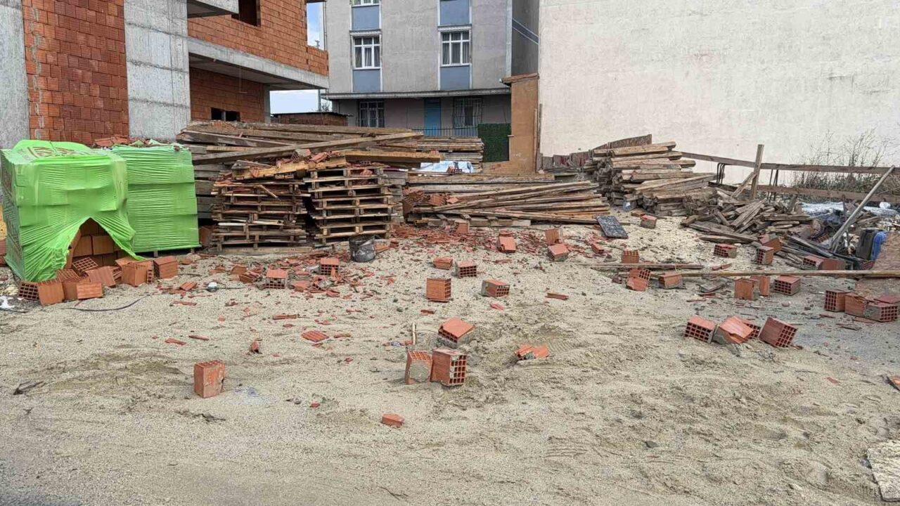 İstanbul'un Arnavutköy ilçesinde meydana gelen şiddetli rüzgar, inşaat halindeki bir