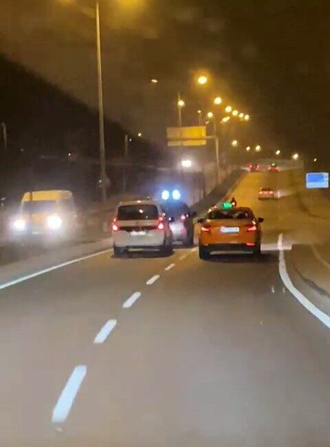 Arnavutköy’de Ticari Araç Sürücüsü, Trafikte Tehlikeli Zikzaklar Çizerek Diğer Sürücüleri Tehlikeye Attı İstanbul Arnavutköy'de bir hafif ticari araç sürücüsü, Maltepe Caddesi'nde tehlikeli