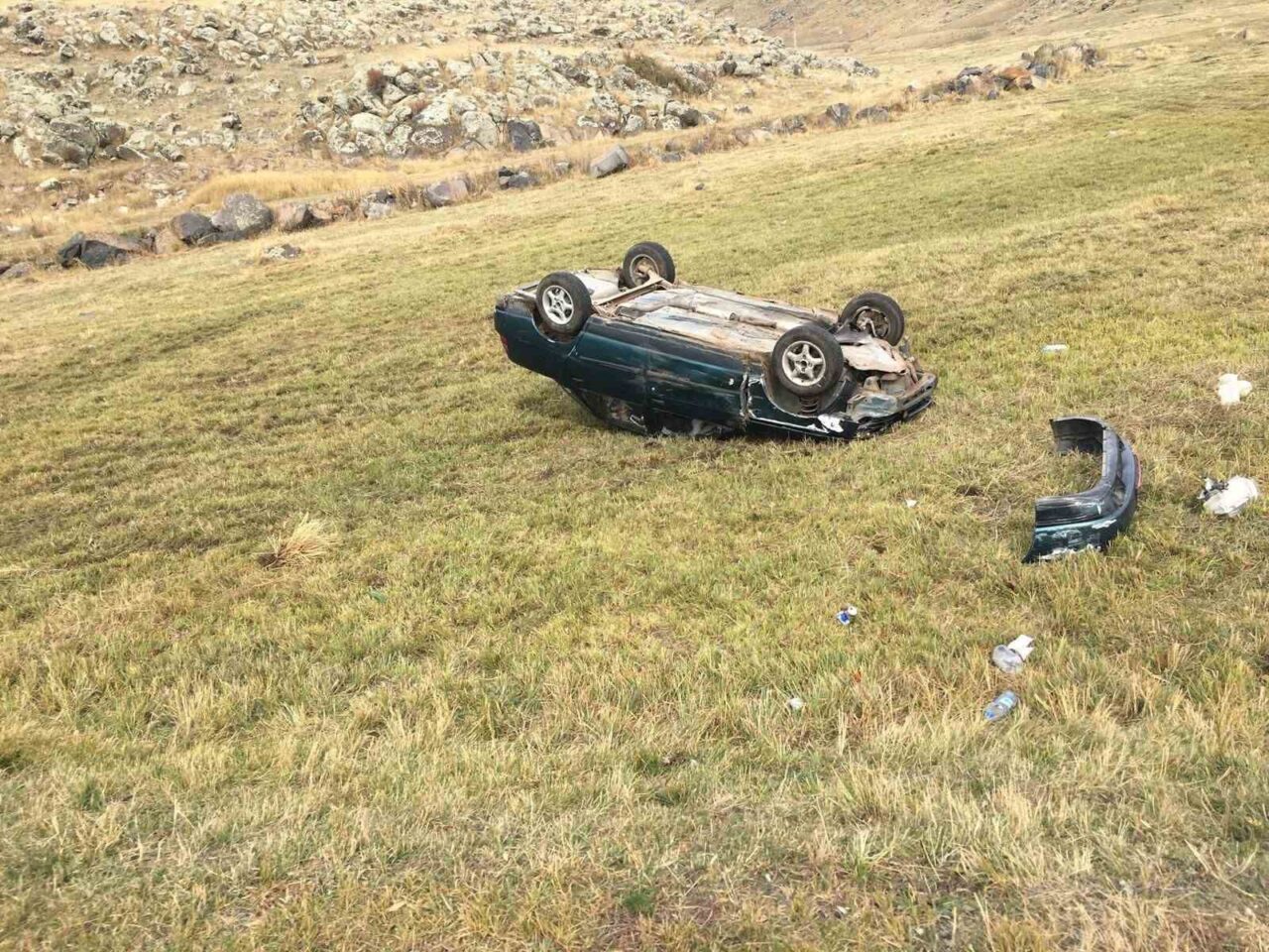 Kars'ın Arpaçay ilçesinde, sürücüsünün kontrolünü kaybettiği otomobil takla attı. Kazada