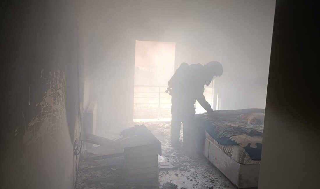 Hatay'ın Arsuz ilçesinde bir apartman dairesinde çıkan yangın, evin kullanılmaz