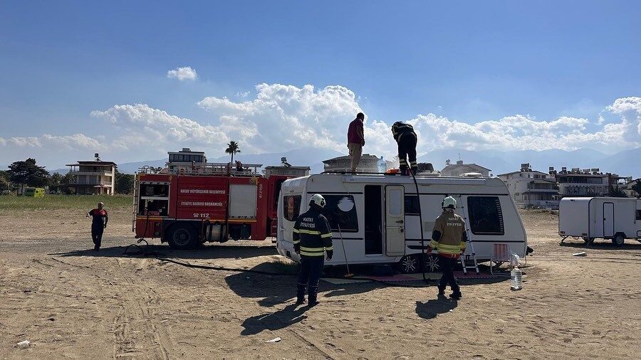 Hatay'ın Arsuz ilçesine bağlı Gözcüler Mahallesi’nde bir karavanda çıkan yangın,