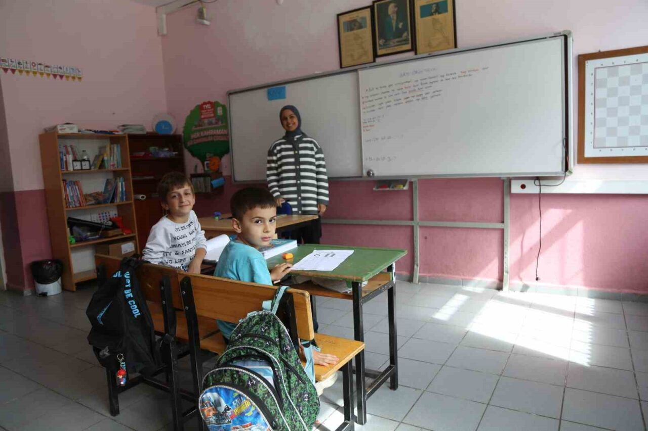 Artvin'in Meydancık köyünde, 5 öğrenciye 2 öğretmenle eğitim veren ilkokul
