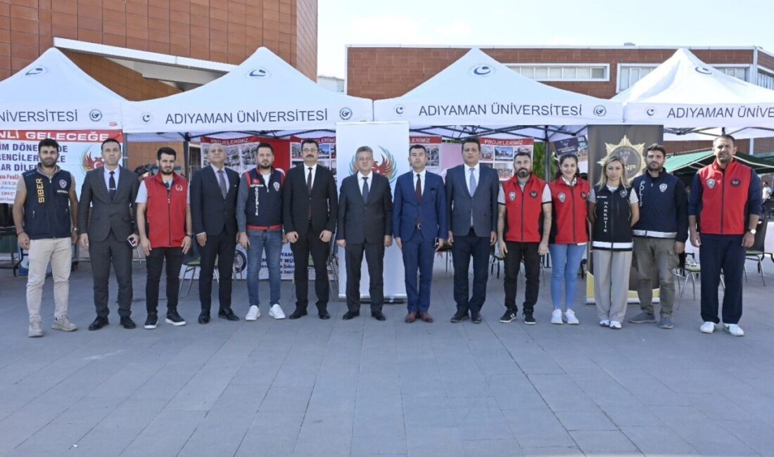 Adıyaman Emniyet Müdürü, Güvenli Gelecek Projesi Kapsamında Üniversitedeki Bilgilendirme Stantlarını Ziyaret Etti Adıyaman İl Emniyet Müdürü Arzum Nazman, "El Ele Güvenli Geleceğe"