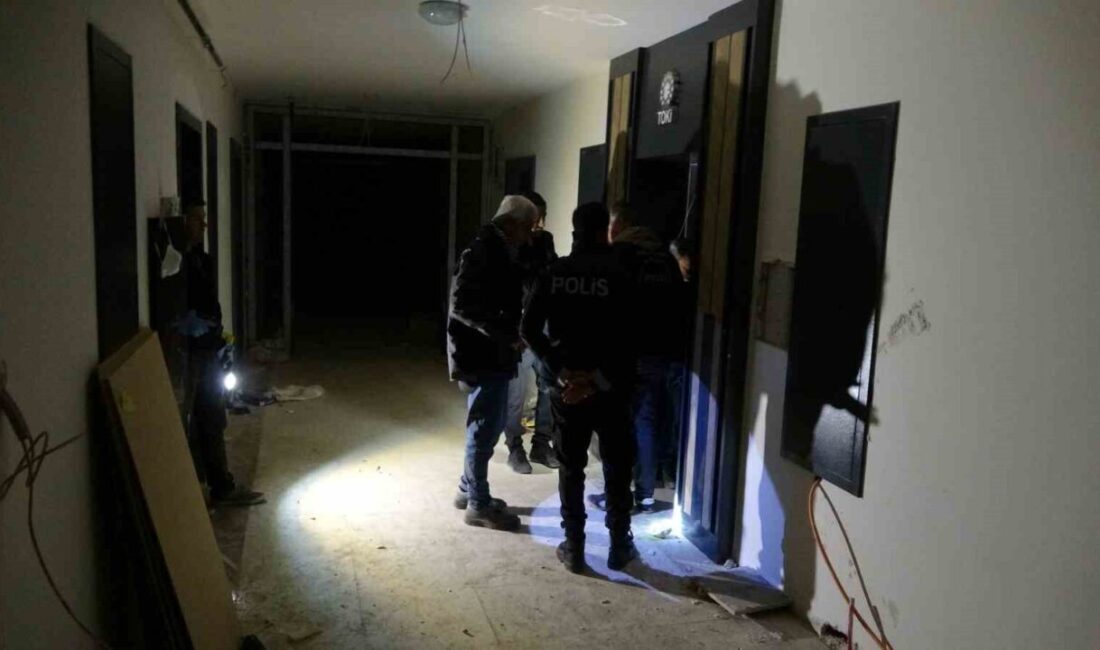 Malatya’da Asansör Montajı Sırasında Düşen İşçi Ağır Yaralandı Malatya'nın Battalgazi ilçesinde, yeni yapılan bir apartmanda asansör montajı sırasında