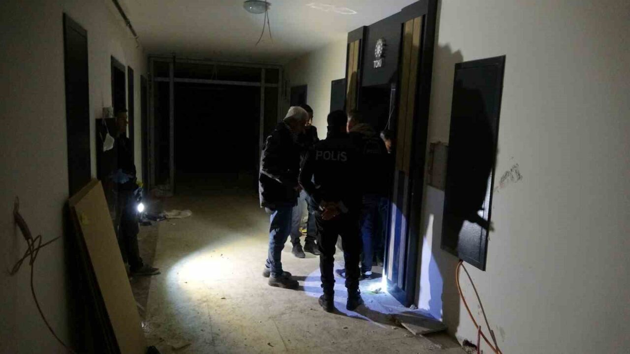 Malatya'nın Battalgazi ilçesinde, yeni yapılan bir apartmanda asansör montajı sırasında