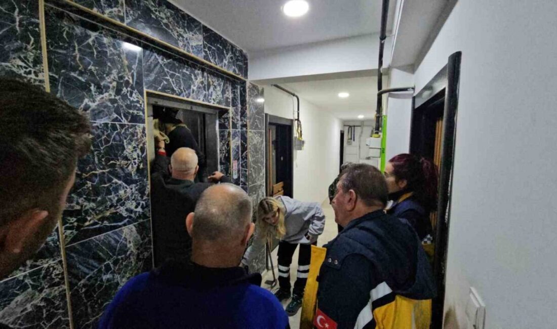 Kırklareli'nin Pınarhisar ilçesinde asansörde mahsur kalan astım hastası Kadir Küreşoğlu,