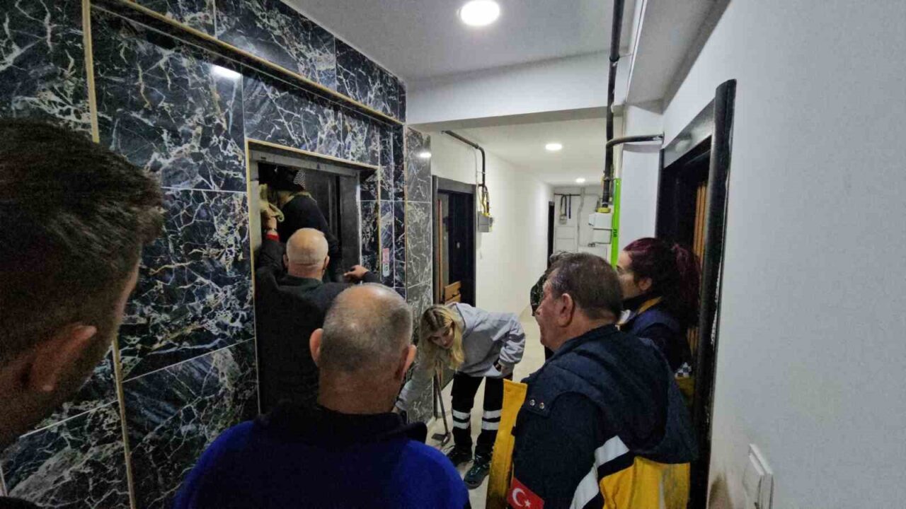 Kırklareli'nin Pınarhisar ilçesinde asansörde mahsur kalan astım hastası Kadir Küreşoğlu,