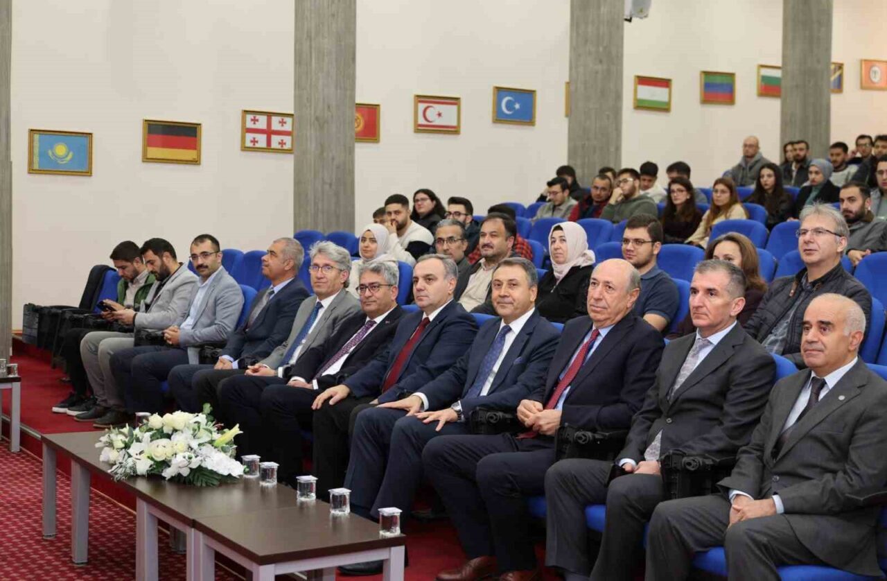 Erciyes Üniversitesi'nde Havacılık ve Uzay Bilimleri Fakültesi açılış dersini veren