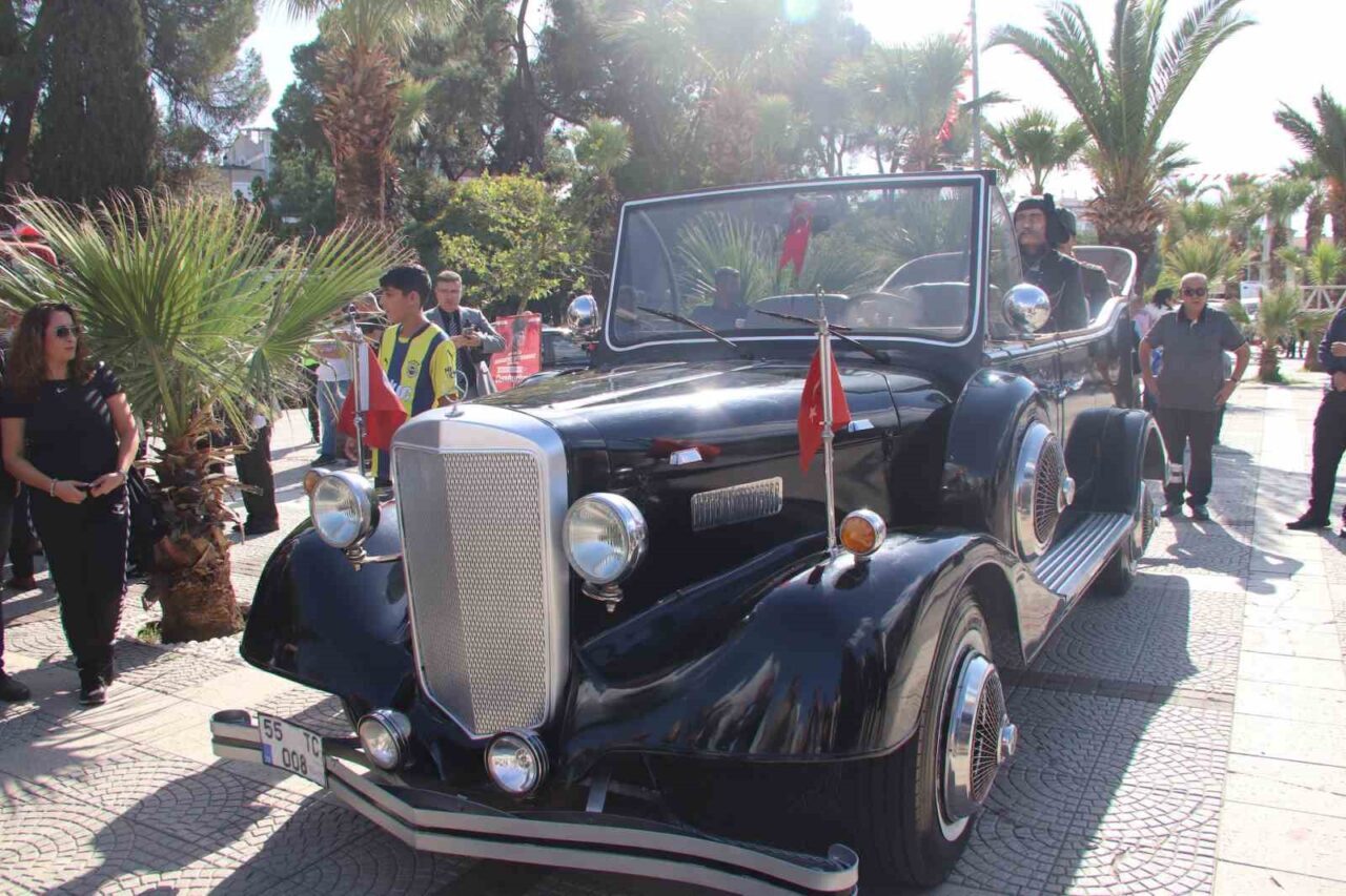 Turgutlu'da 29 Ekim Cumhuriyet Bayramı kutlamaları sırasında, Gazi Mustafa Kemal