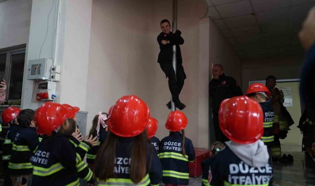 Düzce İtfaiyesi, Kreş Öğrencilerine Yangın Güvenliğini Anlattı Düzce İtfaiye Müdürlüğü, çocuklara itfaiyenin önemini tanıtmak amacıyla aktif ziyaretler