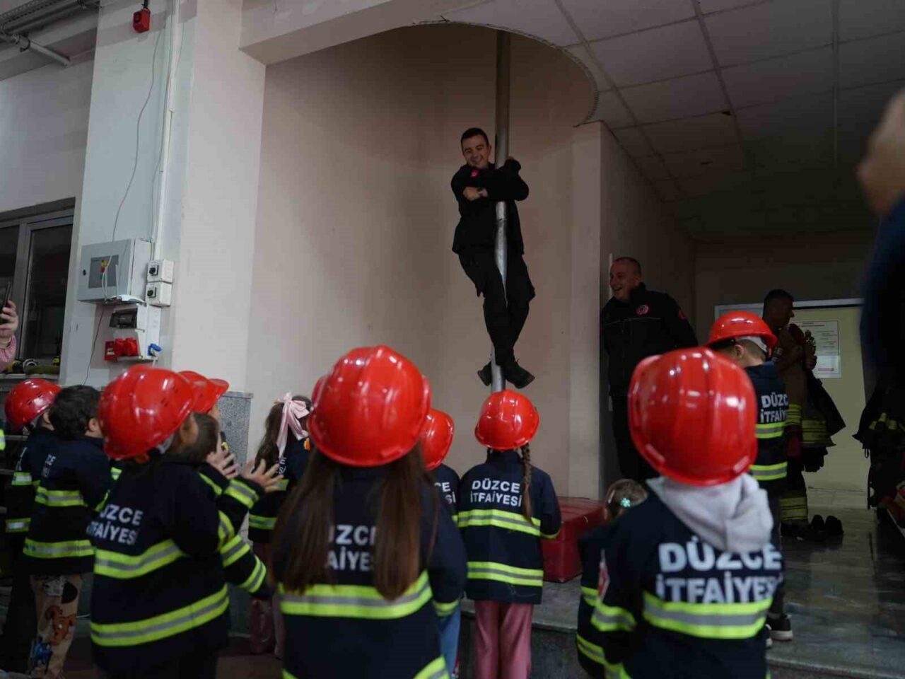 Düzce İtfaiye Müdürlüğü, çocuklara itfaiyenin önemini tanıtmak amacıyla aktif ziyaretler