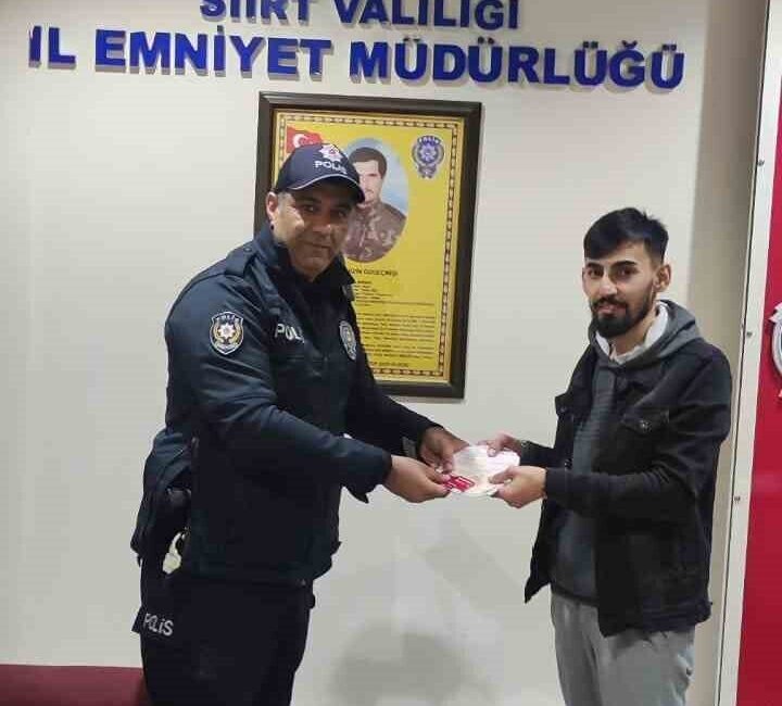 Siirt’te Duyarlı Vatandaş, Unutulan Para ve Banka Kartını Sahiplerine Ulaştırdı Siirt'te S.T. isimli bir vatandaş, bir ATM'de bulduğu 6 bin