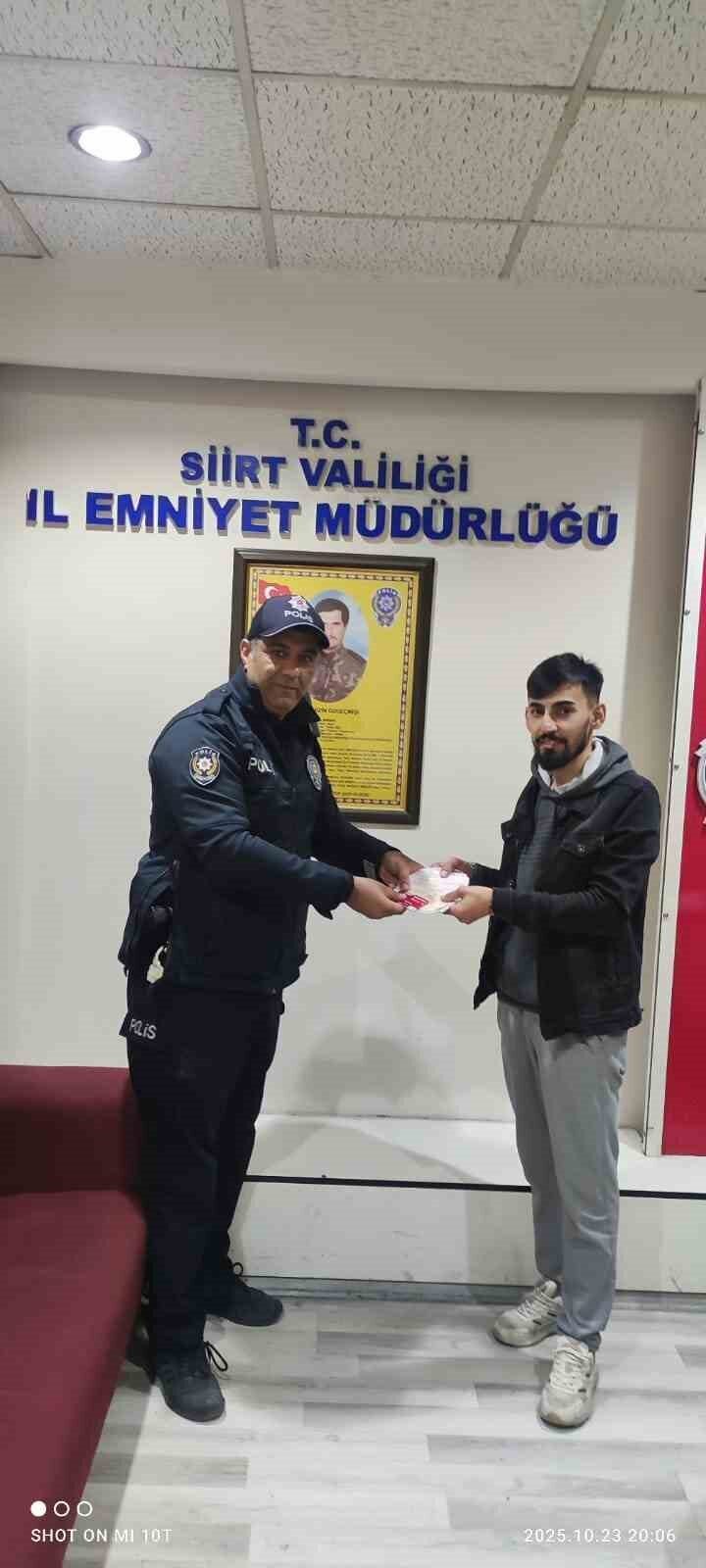 Siirt'te S.T. isimli bir vatandaş, bir ATM'de bulduğu 6 bin
